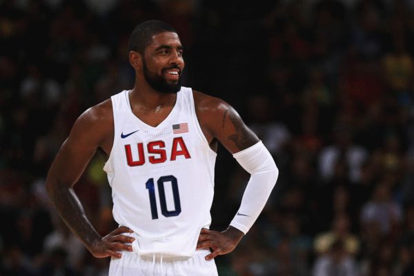 球员倒地救球拼劲十足