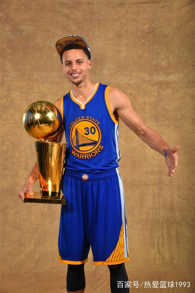 TyC记者：斯卡洛尼将带着大力神杯参加世界杯抽签仪式