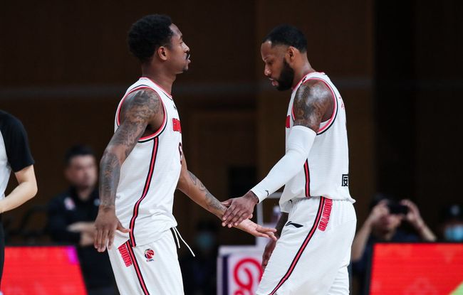 压哨补篮！詹姆斯绝杀步行者助湖人止住三连败