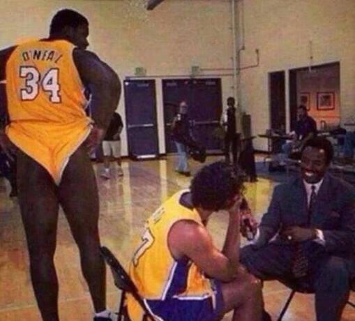 这也有啊？巴特勒半场打板压哨三分！