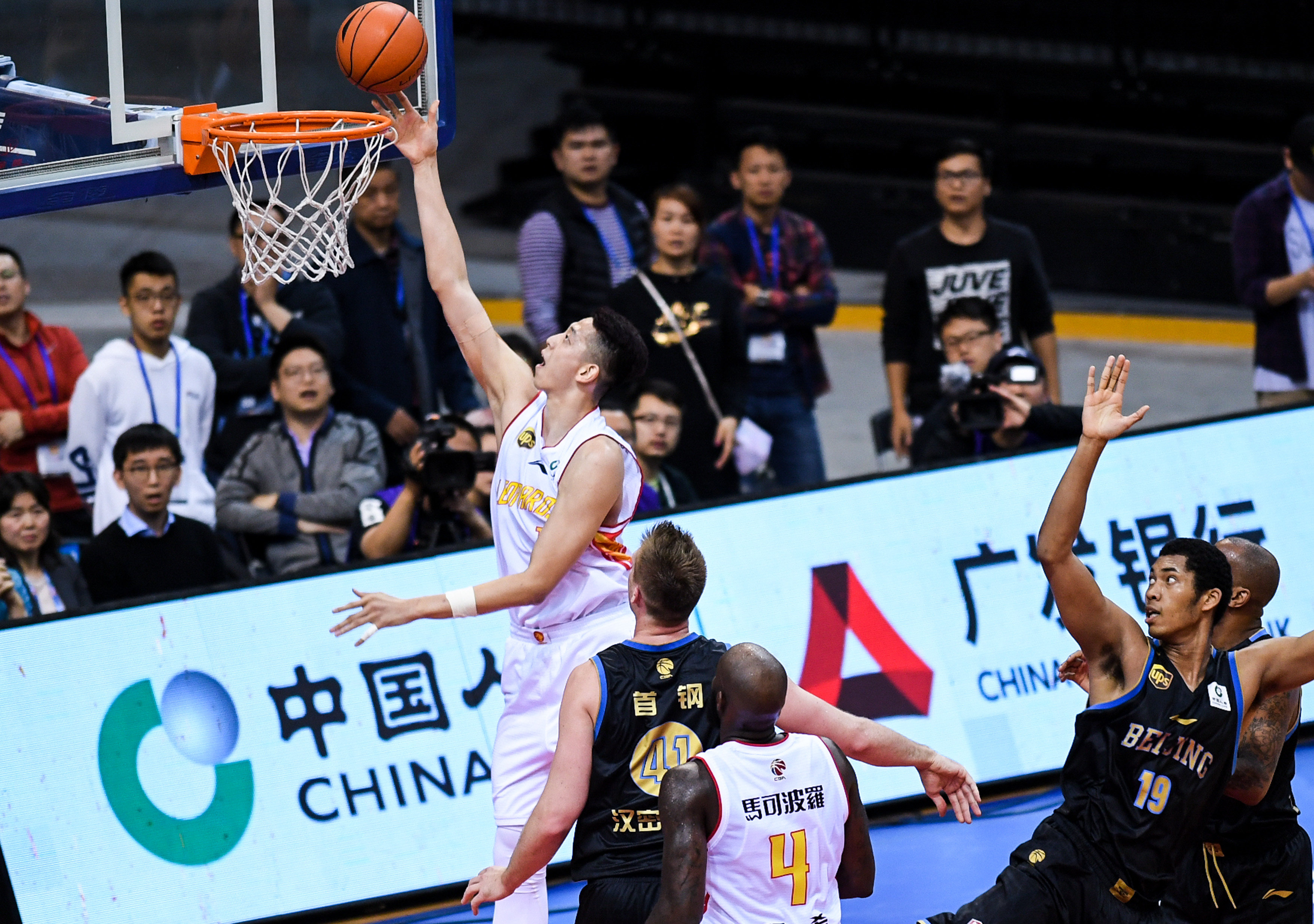 英媒：昆达表态愿意前往曼联效力，门德斯参与谈判加速交易进程